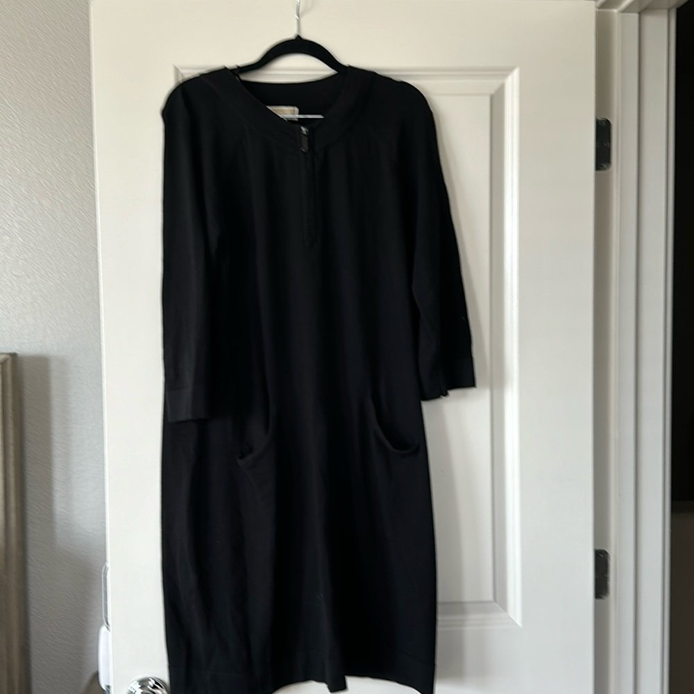 Light sweater dress with front zip and two pocket detail.